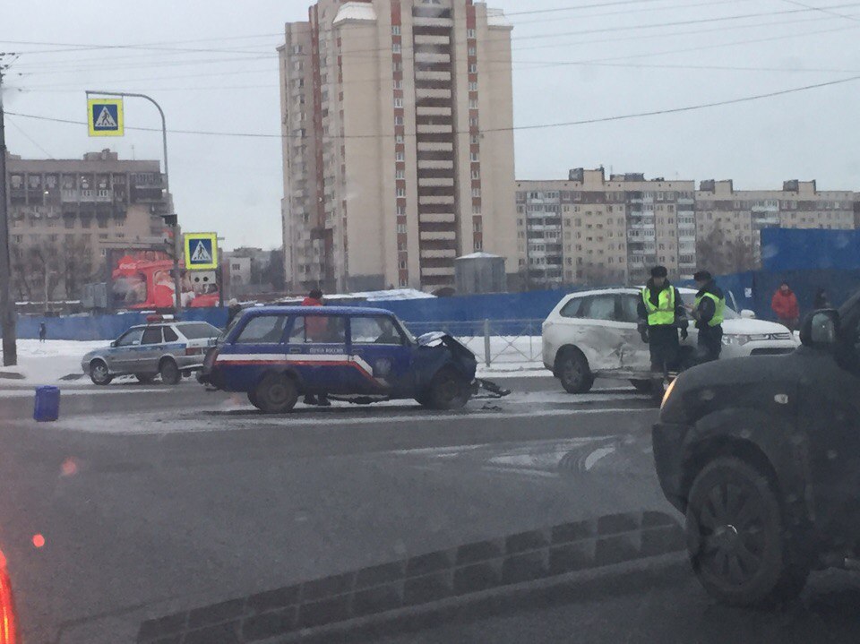 Машина "Почты России" протаранила легковушку на Бухарестской