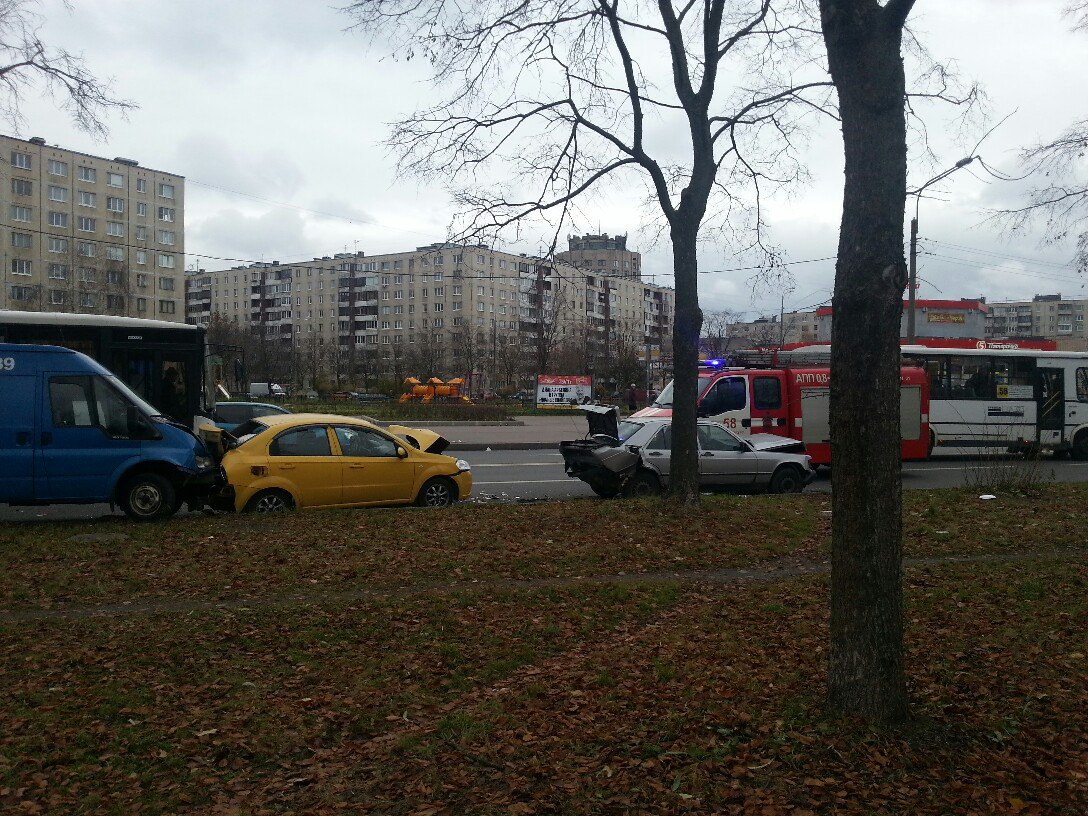 Автобус помял пять машин на Олеко Дундича, уходя от столкновения