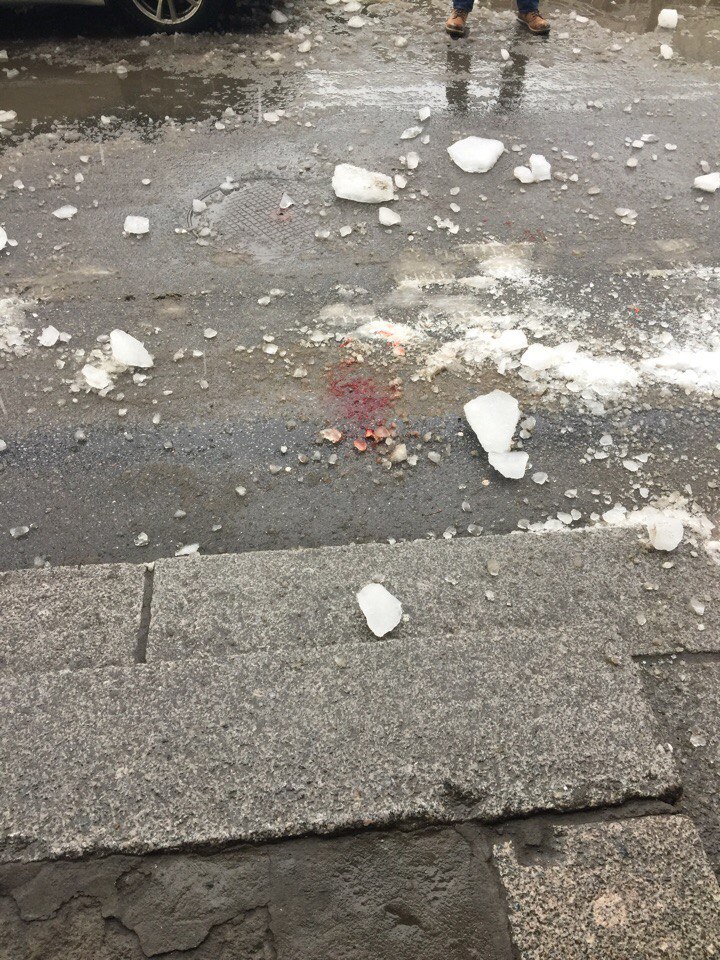 На Московском льдина разбила голову мужчине