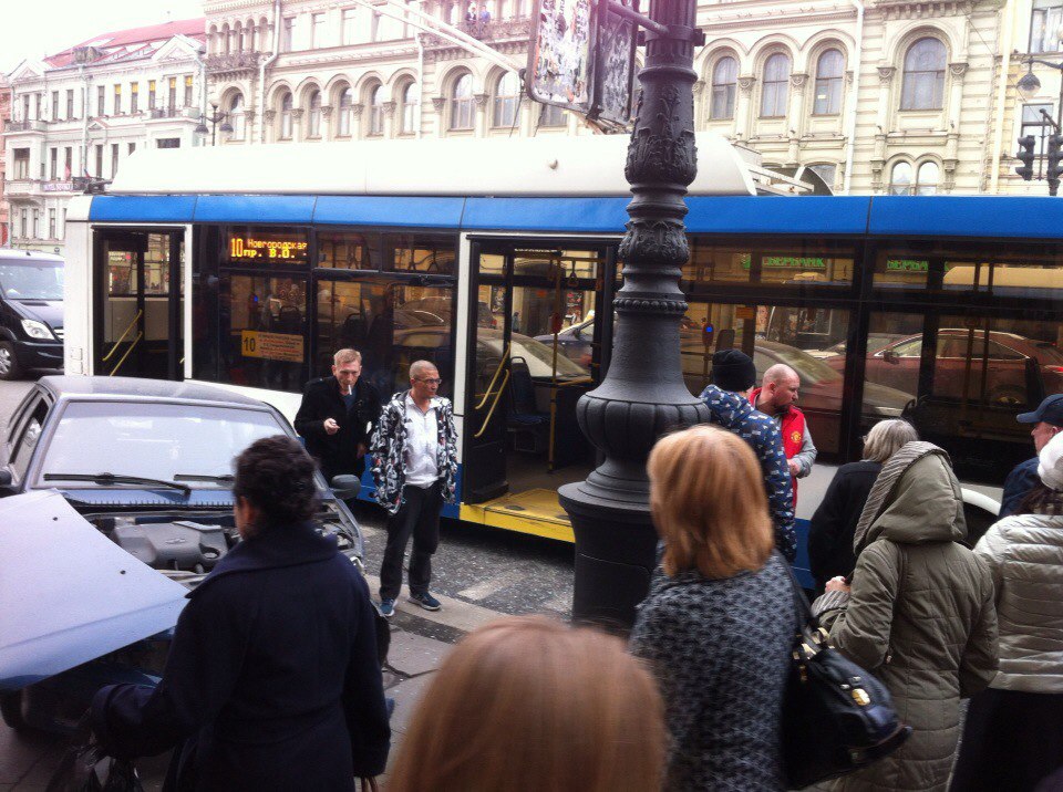 На Невском проспекте машина столкнулась с троллейбусом и вылетела на тротуар