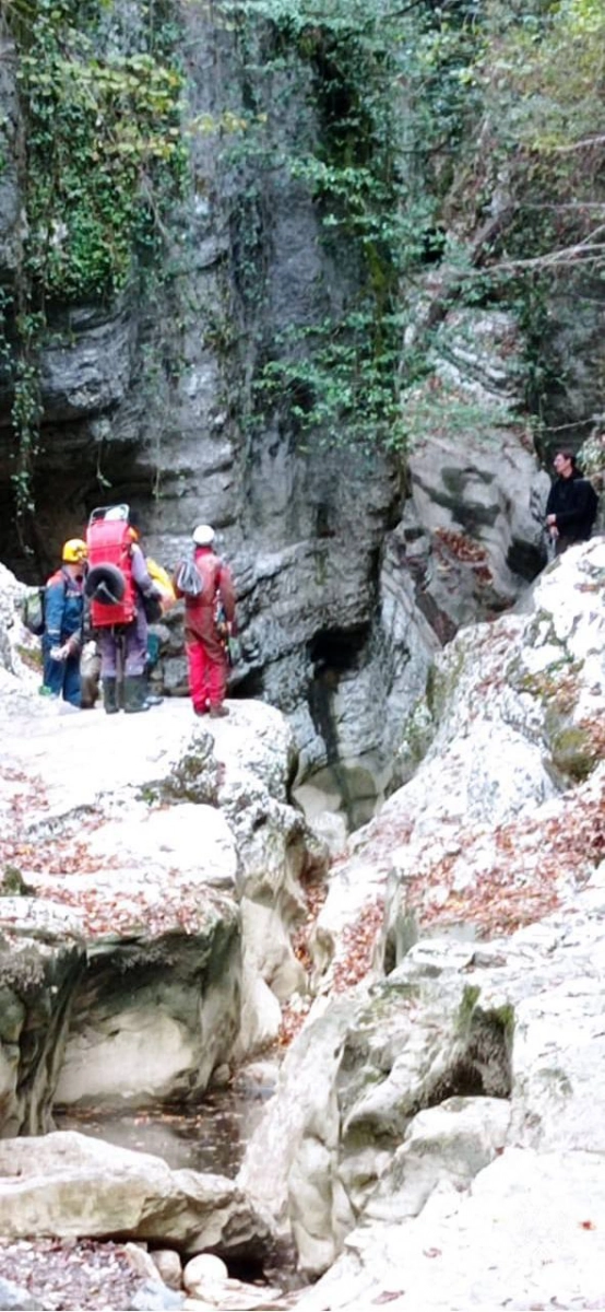 Какую вещь бекки нашли спасатели в пещере