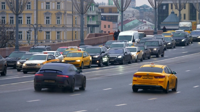 Петербургским таксистам рассказали, как не менять цвет авто еще пять лет