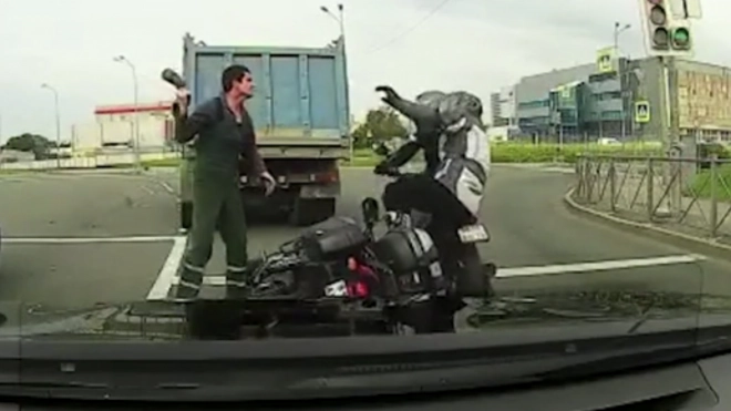 Водитель мусоровоза в Петербурге напал на мотоциклиста
