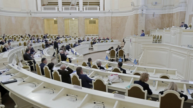 Стало известно, кто из петербургских депутатов проголосовал за введение QR-кодов в общественных местах