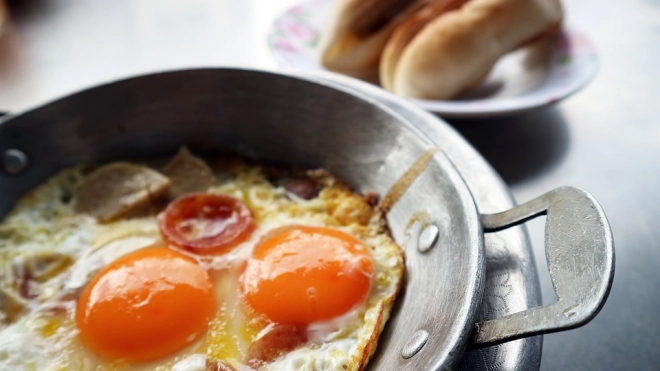 Диетолог рассказал о вреде жареных яиц с колбасой