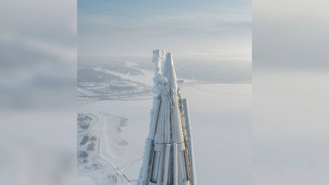 Верхушка башни "Лахта Центра" покрылась льдом