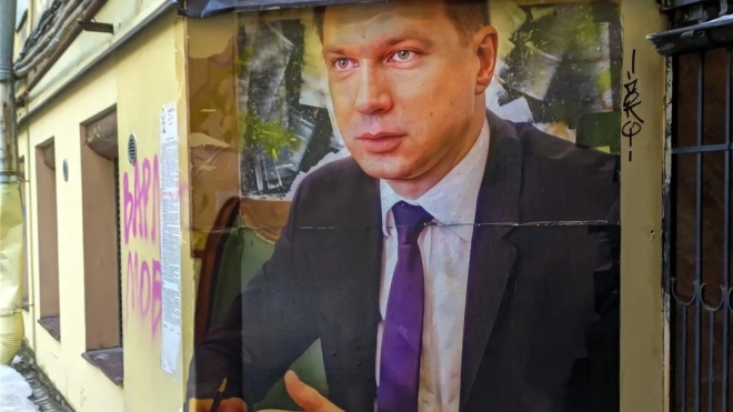 В Кузнечном переулке на месте граффити с Достоевским появился портрет Линченко 
