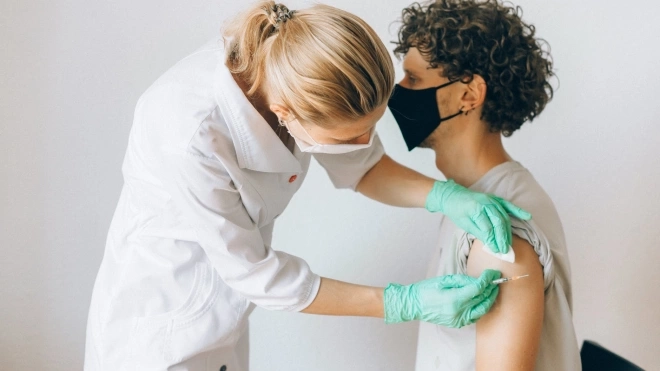 В Петербурге ввели обязательную вакцинацию от COVID-19 для некоторых граждан