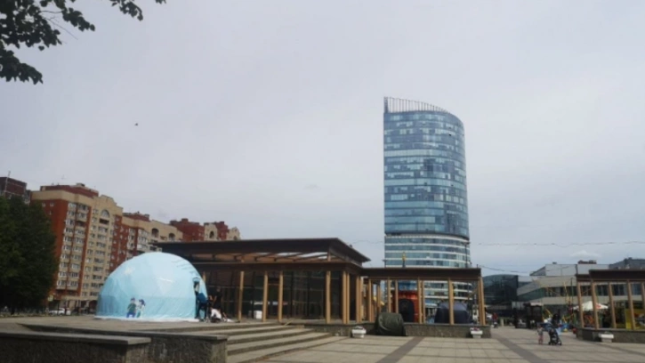 В Петербурге возле парка 300-летия появился шатер для вакцинации