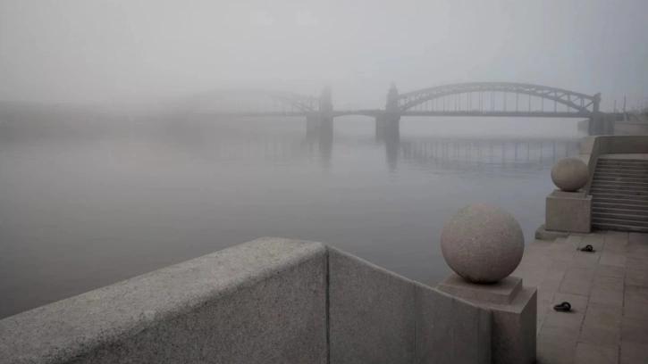 Петербуржцев предупредили об ухудшении видимости из-за тумана 