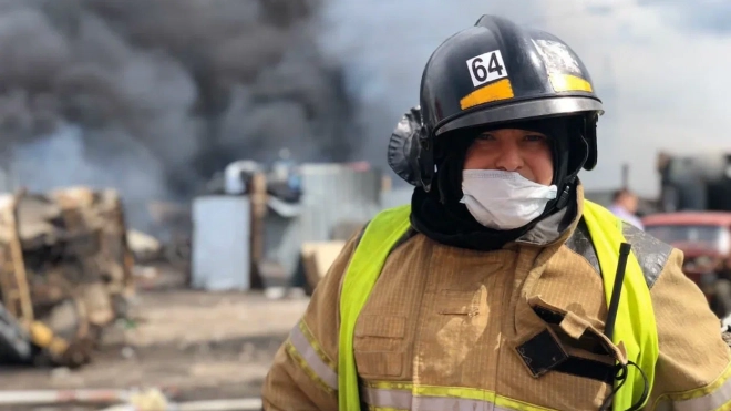 На Плесецкой улице 17 пожарных тушили бытовку