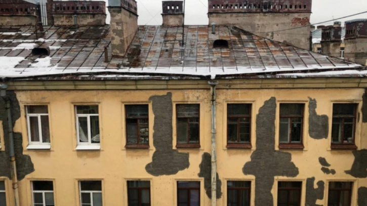 Беглов поручил отремонтировать кровлю и фасад дома на улице Льва Толстого 