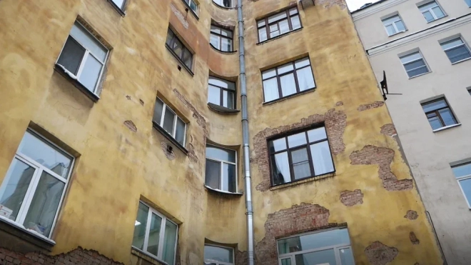 Актер Андрей Ургант рассказал, что борется с протекающим потолком в квартире на Литейном