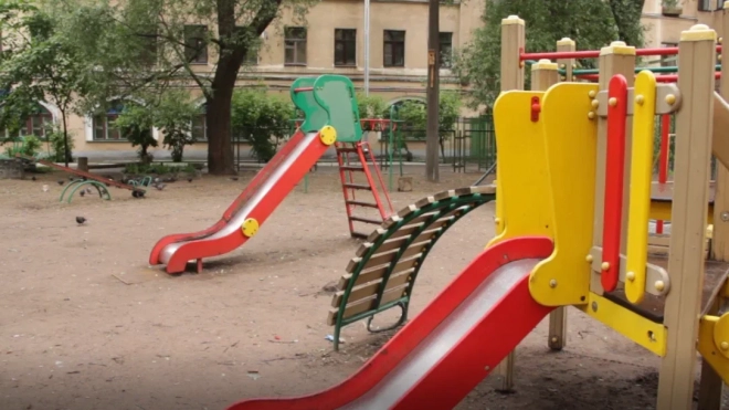 В Калининском районе начался снос небезопасной детской площадки
