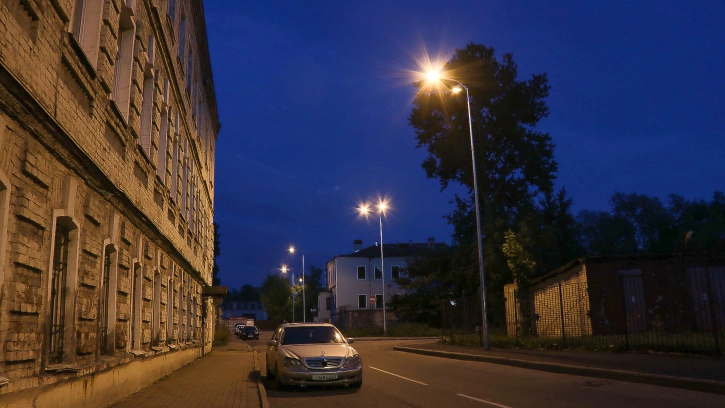 На трех улицах Фрунзенского района появились новые энергосберегающие светильники 