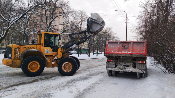 Более 1000 единиц техники борются со снегом в Петербурге 28 декабря 