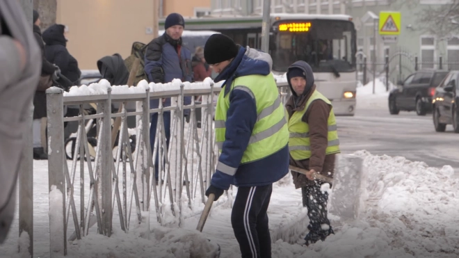 Почти семь тысяч дворников расчищают петербургские дворы после снегопада