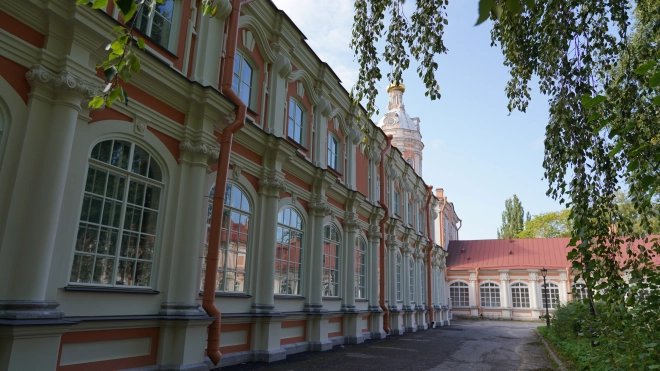 В Александро-Невской лавре завершена реставрация фасадов Семинарского корпуса