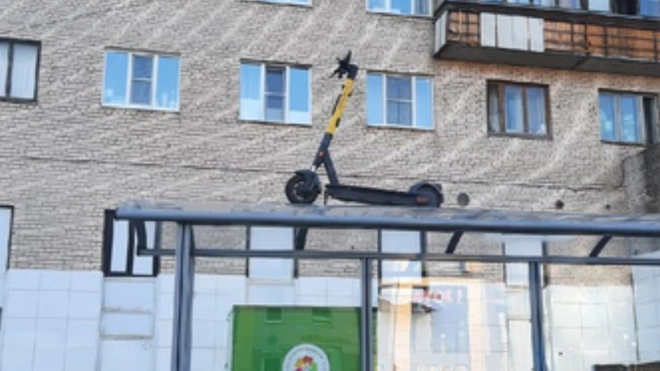 В Петербурге на крыше остановки заметили электросамокат