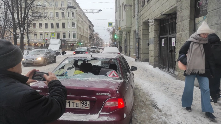 Глыба льда упала на автомобиль на Чкаловском проспекте 