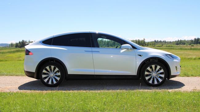 Илон Маск объявил о начале продажи автомобилей Tesla за биткоины