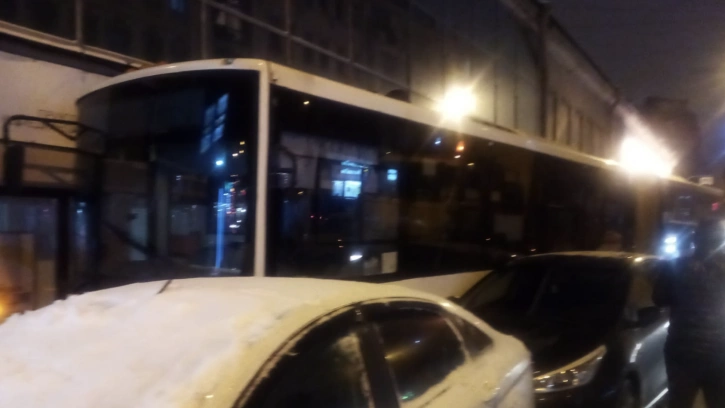 "Пассажиравтотранс" выясняет причины аварии с автобусом, который врезался в здание "Приют комедианта" 