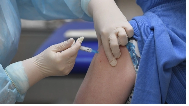 Администрация Ленобласти: вакцинация от COVID-19 для пожилых и студентов остается добровольной 