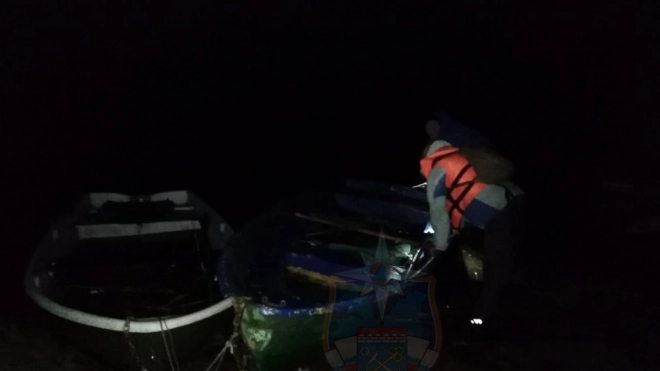 Спасатели Ленобласти вытащили из акватории озера трех человек на лодке