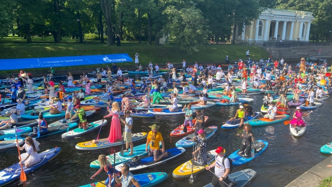 В Петербурге стартовал масштабный фестиваль-карнавал "Фонтанка SUP"
