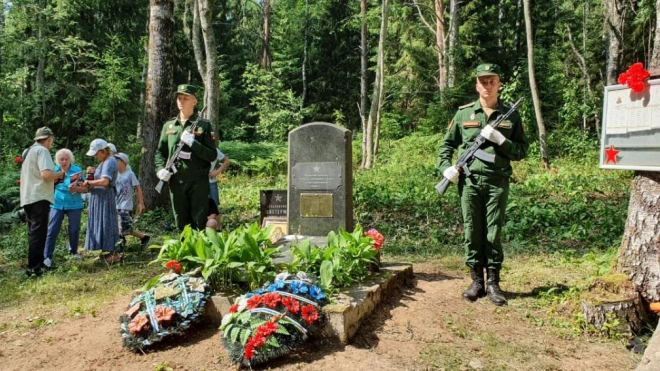 В Выборгском районе с почестями преданы земле останки 10 красноармейцев