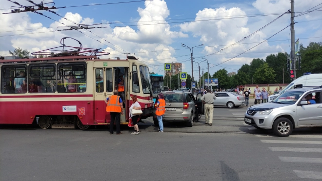 На перекрестке Гражданского и Науки трамвай столкнулся с иномаркой