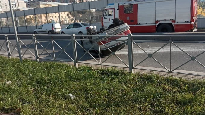 На Пулковском шоссе перевернулся автомобиль "Лада"