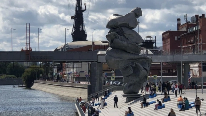 Петербургские эксперты высказались о новой скульптуре на Болотной набережной в Москве 