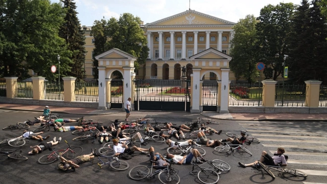 Рядом со Смольным велосипедисты легли на асфальт