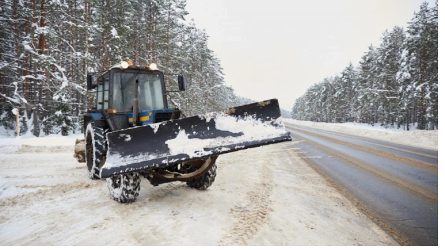 За выходные в Ленобласти от снега и наледи очистили почти 26 тысяч километров дорог