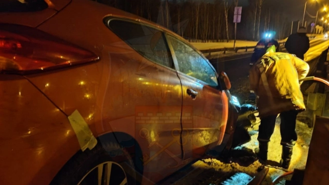 На Мурманском шоссе автомобиль "Киа" влетел в отбойник и застрял в нем