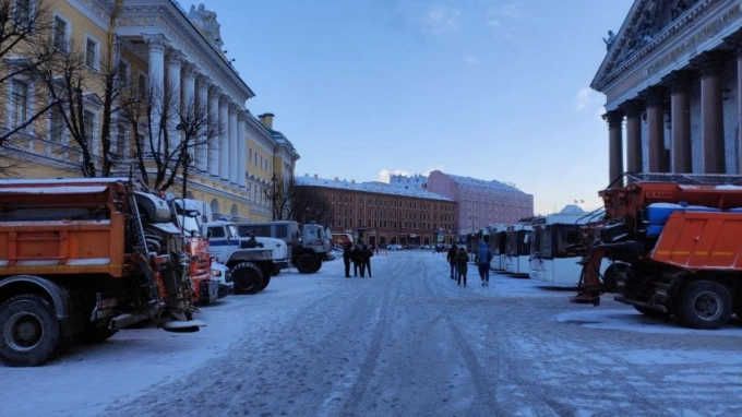 Более 13 тыс. тонн реагентов высыпали на дороге Петербурга за неделю