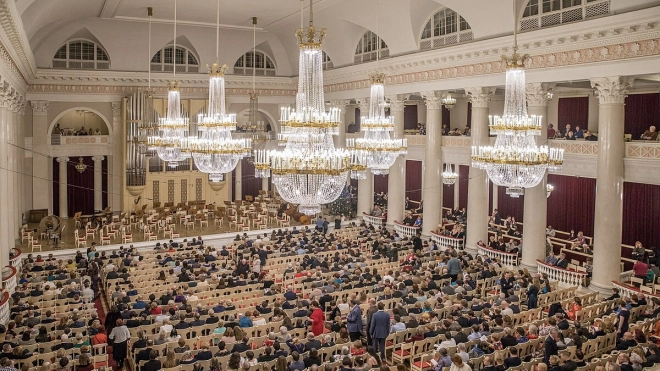 В филармонии имени Шостаковича в Петербурге помыли хрустальные люстры