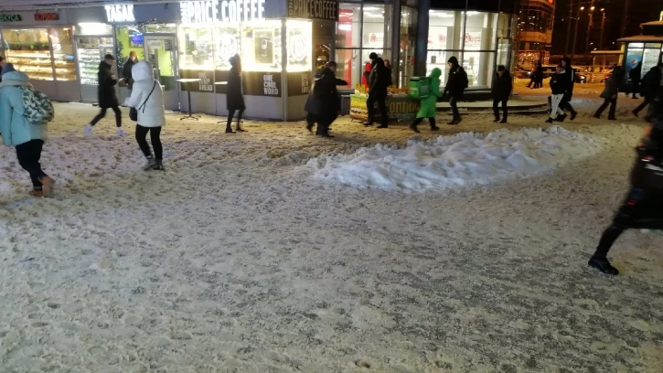 Петербуржцы пожаловались на плохую уборку тротуаров у метро "Приморская" 