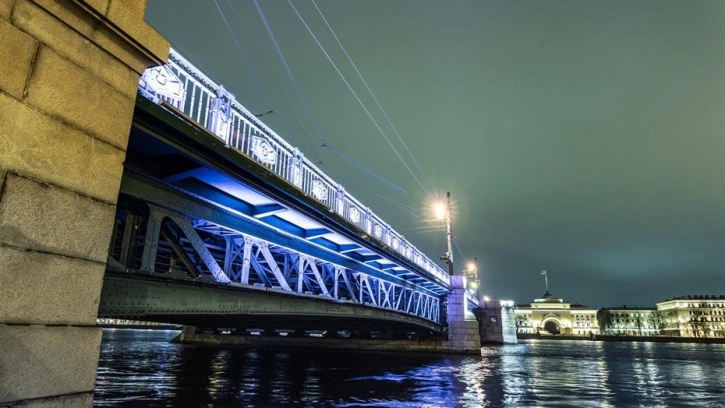 В день народного единства Дворцовый мост украсит праздничная подсветка 