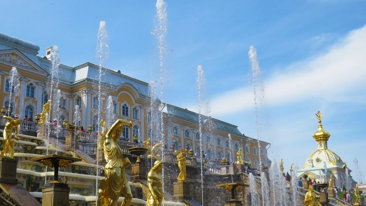 Школьники и студенты смогут получить "Пушкинскую карту" для бесплатного посещения музеев и театров уже в начале сентября