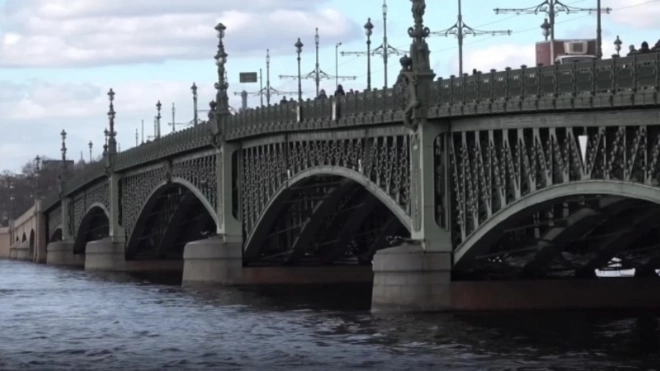 Петербургский велосипедист спрыгнул с Троицкого моста
