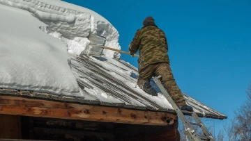 Почти 100% крыш нежилых зданий Петербурга очистили от снега и наледи 