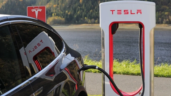 Tesla приостановила продажи электромобилей за биткоины