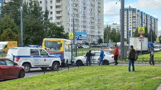 На проспекте Авиаконструкторов таксист протаранил маршрутку