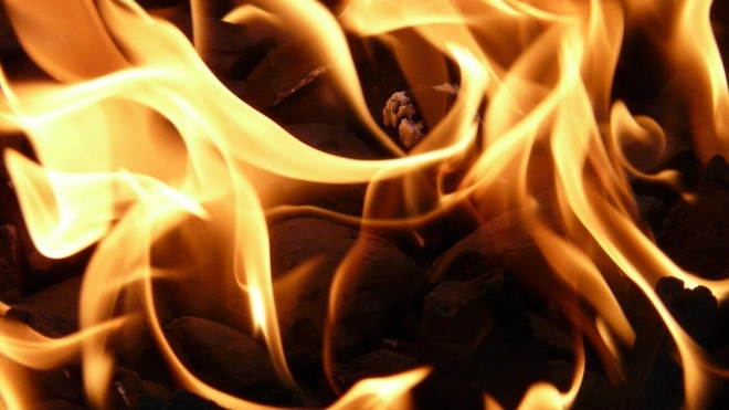 В Приморском районе 10 спасателей тушили возгорание строительного вагончика 