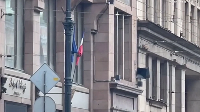 Флаги России и ЕС в Петербурге обвязали траурной лентой