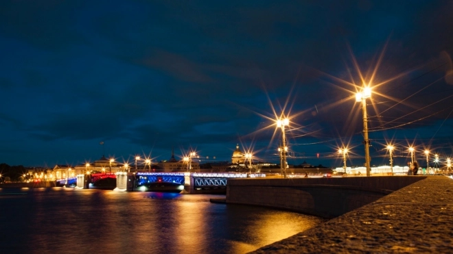 Дворцовый мост "окрасится" в цвета российского флага в День народного единства