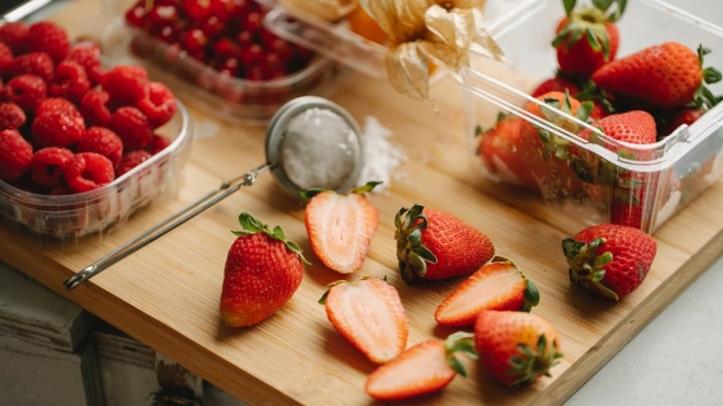 Петербуржцам рассказали, почему в магазинах растут цены на ягоды