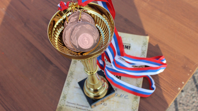 Всеволожские школьники получили премии за победы в олимпиадах и спортивных соревнованиях